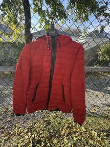 Mackage Luis gefütterter roter Logo Nylon/Daunenmantel 23F/-5C neu ohne Etikett UVP 650 $ - Bild 1 von 8