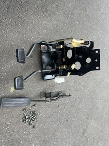 🥇79-81 JUEGO DE PEDAL FRENO EMBRAGUE GAS TRANSMISIÓN MANUAL DATSUN NISSAN 280ZX OEM - Imagen 1 de 4