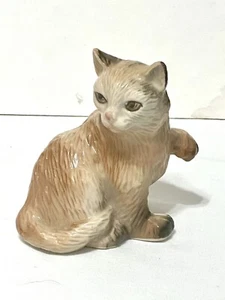 Cerámica Pequeña Jengibre Gato Lúdico Sentado Una Pata Naranja/Blanco 3""H 3""L 2""W - Imagen 1 de 8