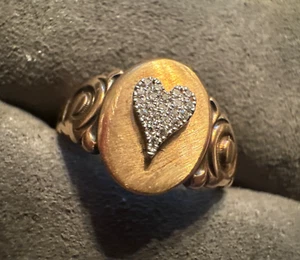 Anello con sigillo donna oro vittoriano 14K con spalle vorticose e cuore pavimentato - Foto 1 di 7