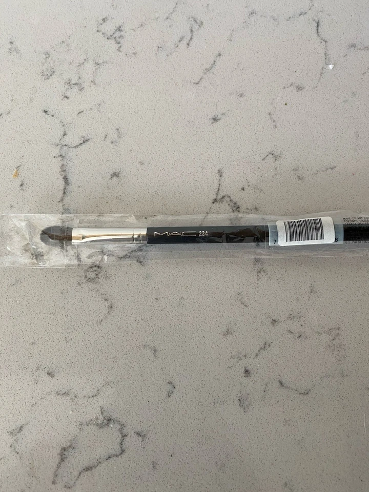 MAC Eyeshadow Brush -234 - HTF - Image 1 of 1