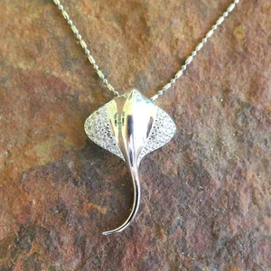 925K Sterling Silver Stingray Clear CZ Pendant Hawaiian Design Jewelry SP82021 - Picture 1 of 3