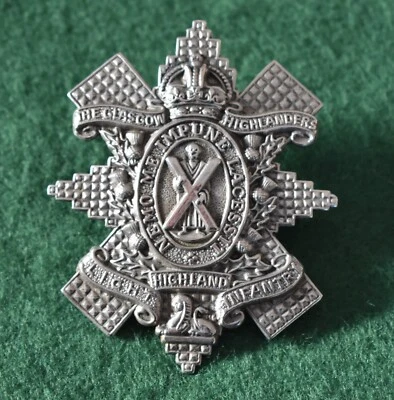 The 1st Bttn, The Glasgow Highlanders, The Highland Light Infantry Cap badge - Image 1 of 3