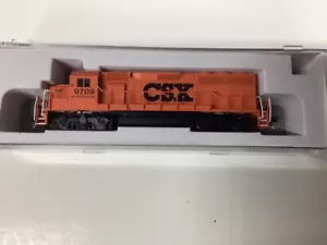 Atlas #40 005 253 Spur N "CSX (MOW" GP40 Diesellok mit Beleuchtung Rd #6611 - Bild 1 von 2