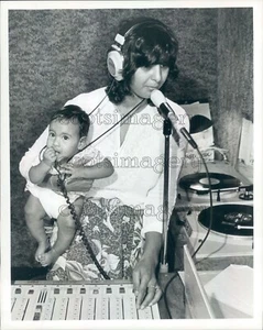 1982 Press Photo WDNA Radio Deejay Tajud Kabani Broadcasts With Daughter - Bild 1 von 2