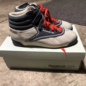 Reebok 25th Anniversary T-Shirt Collection Damen Schuh Sneaker Hi Top, NEU Gr. 8 - Bild 1 von 10