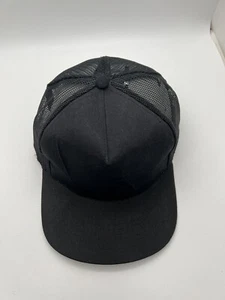Plain Black Trucker Hat - 1990s Mesh Back Snapback 90s Baseball Cap - Imagen 1 de 9