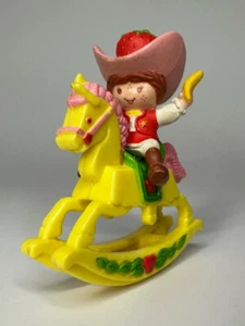 Figura miniatura de lujo Strawberry Shortcake Rocking Horse 1983 de colección - Imagen 1 de 3