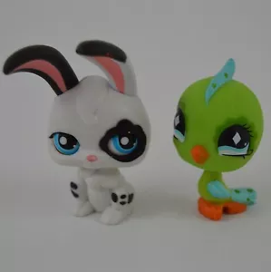 Green Parakeet 472 Rabbit White Black Bakery Bird Littlest Pet Shop LPS Set - Picture 1 of 3