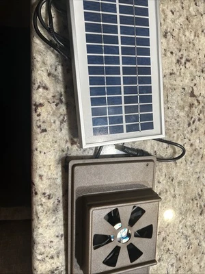 Ventilador con energía solar para casa para perros casa para mascotas interior exterior sistema de refrigeración Foto 1 de 4