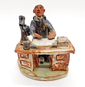 Seven Springs Pottery Man at Desk (1991) Marie Whitby - Imagen 1 de 7