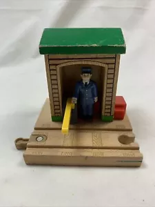Ferrocarril de madera Thomas the Train cobertizo conductor olor 2001 curva de aprendizaje peaje - Imagen 1 de 7