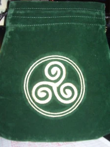 BRAND NEW! EMBROIDERED GREEN VELVET CELTIC TRISKEL TAROT & RUNES BAG SATIN LINED - Picture 1 of 4