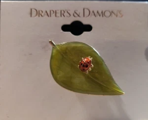 NEW DRAPER’S & DAMON'S LEAF & LADYBUG BROOCH PIN, GREEN & GOLDTONE ENAMEL, NIP - Picture 1 of 9