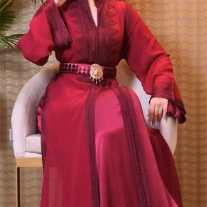 Caftán Borgoña Marroquí Hecho a Medida, Elegante Caftán Con Cinturón, Lujoso Abaya - Imagen 1 de 7