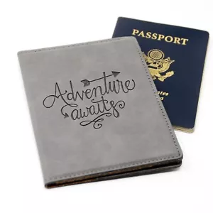 Porta pasaporte gris "Adventure Awaits" - Imagen 1 de 3