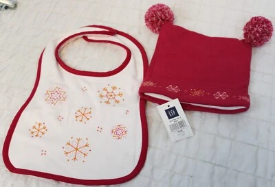 Bebé GAP Sombrero Babero Conjunto de 2 Piezas Talla 0-6 Meses Nuevo con Etiquetas Blanco Rosa Copo de Nieve Doble Pompón Foto 1 de 4