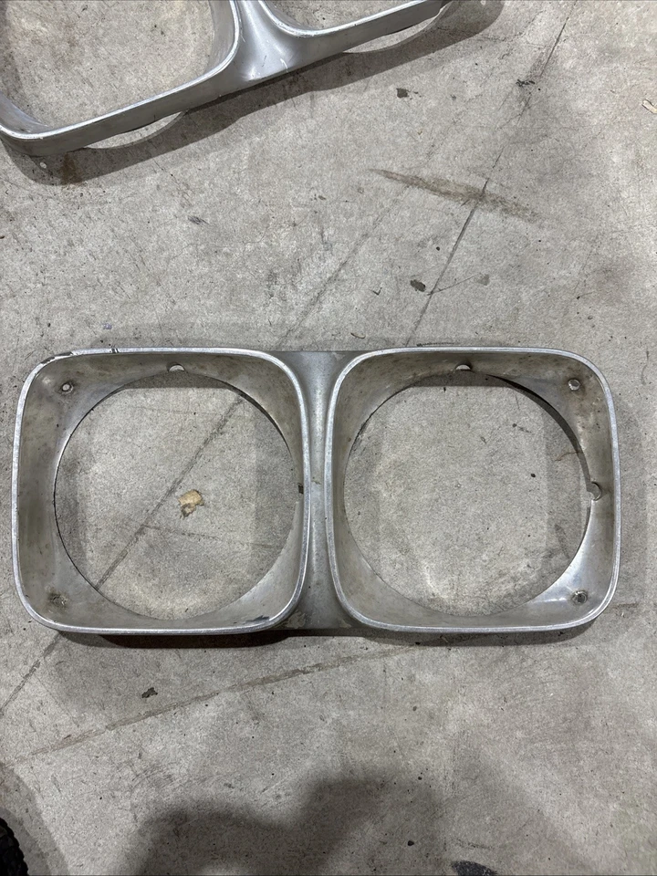 Oldsmobile Cutlass 442 1970 bisel de faro de aluminio izquierda izquierda GM Olds Foto 1 de 4