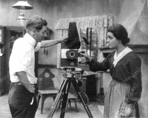 Movie Camera Antique 1910s Classic 8 by 10 Reprint Photograph - Picture 1 of 1