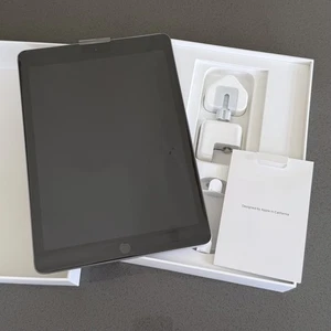Apple iPad 6th Gen. 32GB, Wi-Fi, 9.7in - Space Grey - Excellent Condition - Picture 1 of 5
