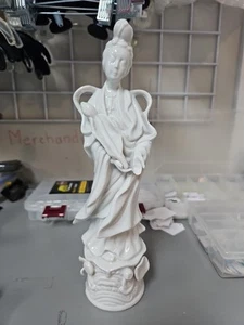 VTG Asian White Porcelain Statue Quan Yin Goddess w/Lotus Flowers/Japan/27,4 cm - Picture 1 of 6