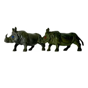 Lotto di 2 figurine Rhinoceros giocattolo plastica 4,5" occhi rossi e blu 1988 vintage - Foto 1 di 5