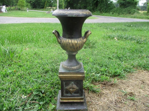 BEAUTIFUL SMALL PATINATED ANTIQUE METAL 19TH CENTURY ZINC GARDEN URN 13" TALL Cover