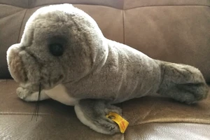 Steiff "Robbe" liegend ca. 30 cm lang, Knopf & Fahne - Bild 1 von 4