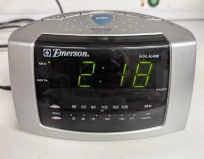 Emerson Dual Alarm Clock AM/FM Radio With Snooze Model No. CK5051 SEE VIDEO - Image 1 of 4