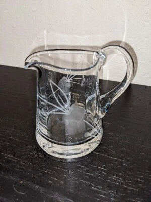 Mini jarro de vidro gravado creme com alça padrão floral 3" de altura muito bom estado usado - Imagem 1 de 4