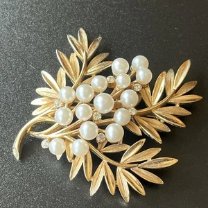 Broche en aerosol floral CROWN TRIFARI de colección cepillado tono dorado perlas de imitación pedrería - Imagen 1 de 11