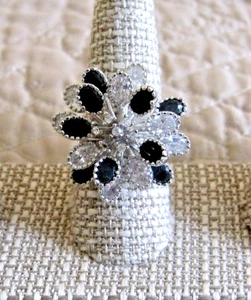 TIVOLI SCHWARZ UND KRISTALL SILBERFARBEN BLUME STATEMENT COCKTAIL RING 8,75 NEU - Bild 1 von 1