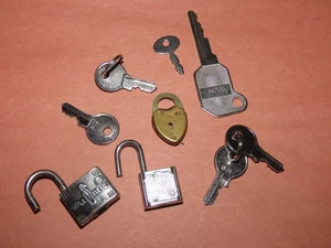 KONVOLUT MINI VORHÄNGESCHLÖSSER UND SCHLÜSSEL VINTAGE ATLANTIC MESSING MADE IN USA HERZ - Bild 1 von 2