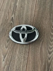 Toyota Rav4 40 7540342040 trunk cover EMBLEM - Picture 1 of 2