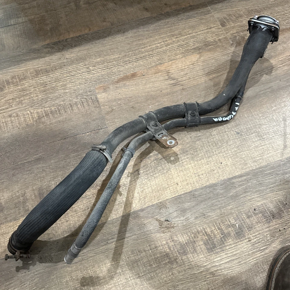 Tubo de llenado de cuello de llenado de combustible Kia Sedona 2017-2018 OEM 31030A9510 Foto 1 de 4