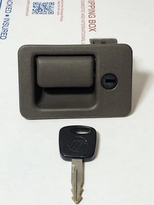 Caja de guantes Mercury Grand Marquis 2003-2011 pestillo marrón con llave a juego OEM Vic Foto 1 de 4