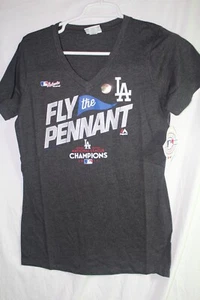 LA Dodgers Liga Nacional 2017 Campeones Fly The Pennant Camisa Cuello en V Mujer XL - Imagen 1 de 19