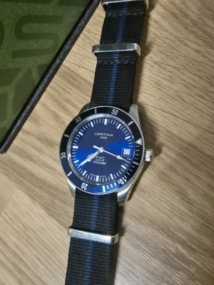 Certina DS PH100M Gent mit blauem Zifferblatt und Textilarmband. - Bild 1 von 4