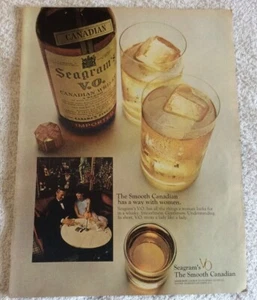 Seagram's V.O. Canadian Whiskey Treats A Lady Like A Lady Vintage Print Ad 1968 - Imagen 1 de 5