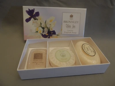 3 sabonetes Bronnley branco íris e chá verde The Vert - Narciso natural - Imagem 1 de 4