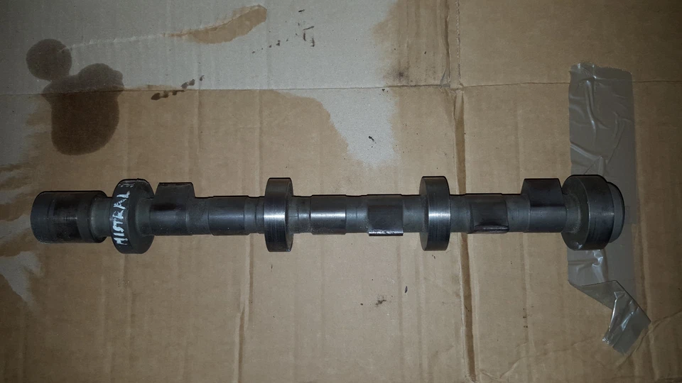 MASERATI BITURBO (TWIN TURBO) V6 12 КЛАПАНОВ 1985 РАСПРЕДЕЛИТЕЛЬНЫЙ ВАЛ ПРАВАЯ СТОРОНА  - Изображение 1 из 1