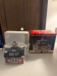 COCA-COLA MOONEY'S ANTIQUE BARN TOWN SQUARE COLLECTION 1993 SEE ROCK CITY NEU - Bild 1 von 6