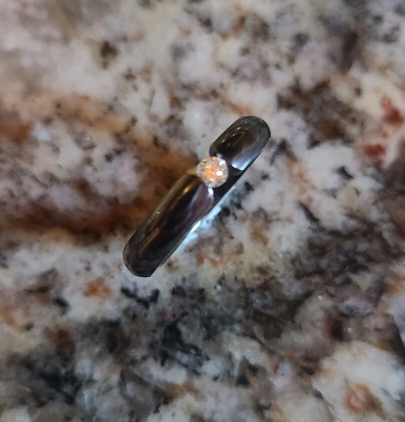 Anillo de titanio negro con un canal de diamante conjunto Foto 1 de 4