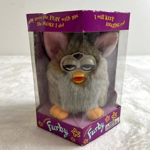 Vintage 1998 Tiger Electronics FURBY grigio grigio lupo 70-800 nuovo con scatola raro - Foto 1 di 10