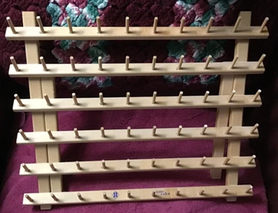 Suporte de rosca June Taylor 60 carretel madeira rack de pé.  Organizador de costura - Imagem 1 de 4