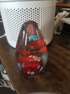 Peso de papel flor vermelha vidro transparente 5 1/2 "de altura  - Imagem 1 de 4