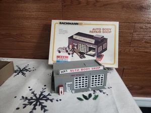 Bachmann #45708 HO Scale Dick's Auto Body Shop - Gebäude nur Box enthalten - Bild 1 von 7