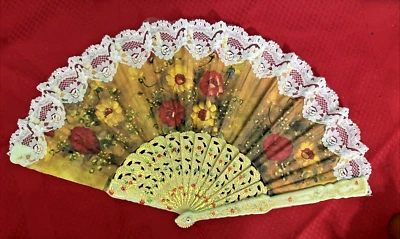 Abanico de mano de colección estilo victoriano plástico y tela encaje escena floral España Foto 1 de 4