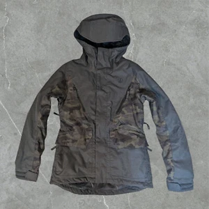 Volcom Snowboard Hood Jacket Women Small Fauna Insulated ZipTech 15k Black Camo - Picture 1 of 21