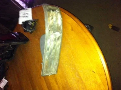 95 96 97 98 99 00 01 02 03 04 05 GMC SAFARI LENTE DE LÂMPADA DE PARQUE DE CANTO DIREITO - Imagem 1 de 2